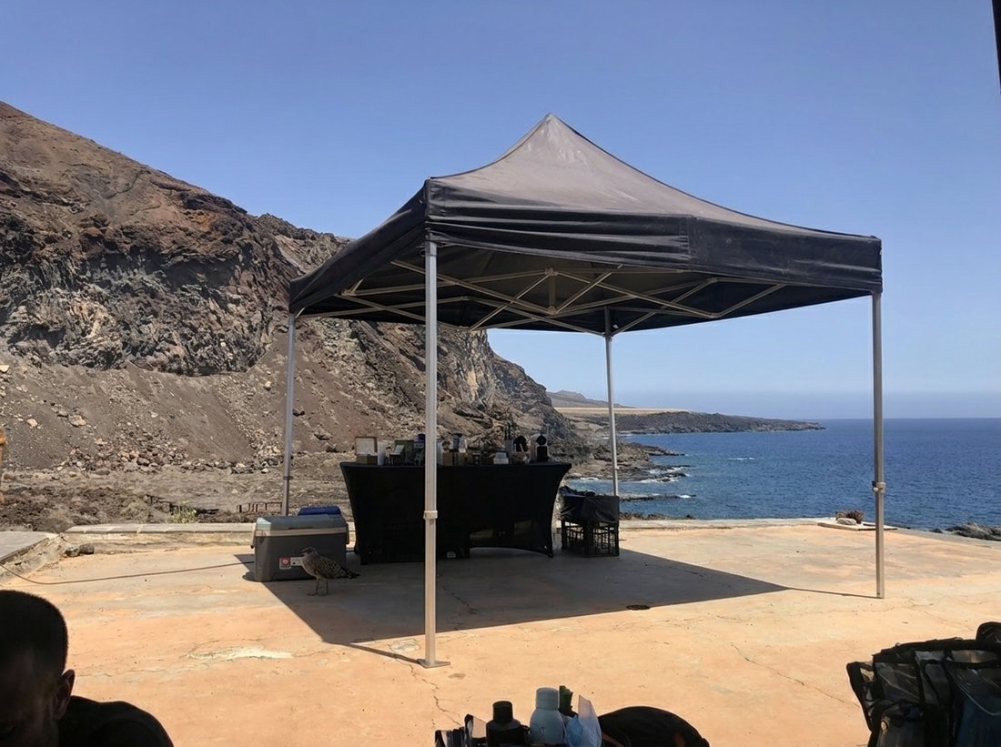 Carpa y material de rodaje de Néboa Films en una localización